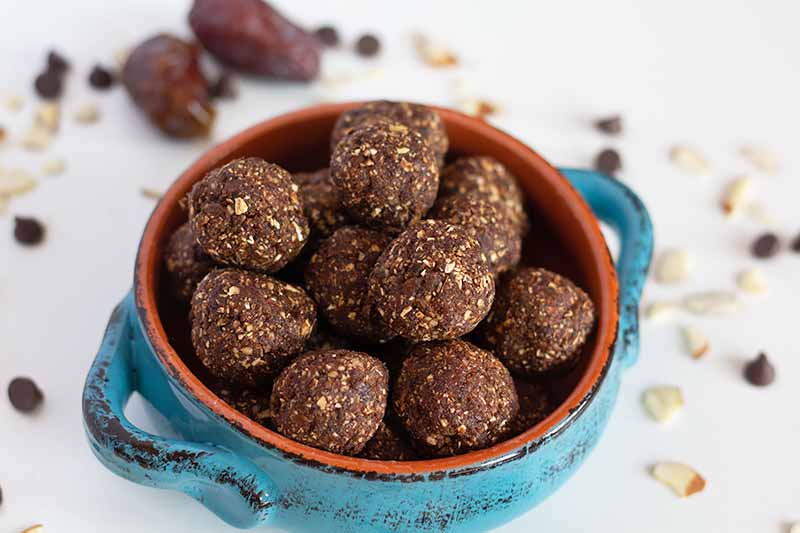 Energy Balls with Dates, Nuts & Cocoa
